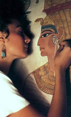 we2am13:  Italian conservator Lorenza D'Alessandro restoring a mural of the Egyptian Queen Nefertari. مرممة الآثار الإيطالية لورنزا داليساندرو تقوم بترميم جدارية فى مقبرة الملكة المصرية