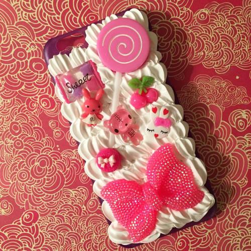 This very pink iPhone 6/6S case will be making its debut at the convention today! #animeusa #decoden