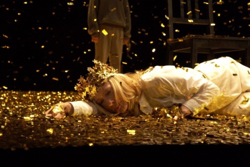 six-impossible-things: rachelduncandoughnuts:Cate Blanchett as Richard II This was an amazing produc