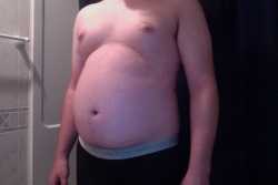 inversedd:  shjgvgfhch-vhgfchg-deactivated2:  That pizza really did a number on me.   Belly - 1 Pizza - 0 