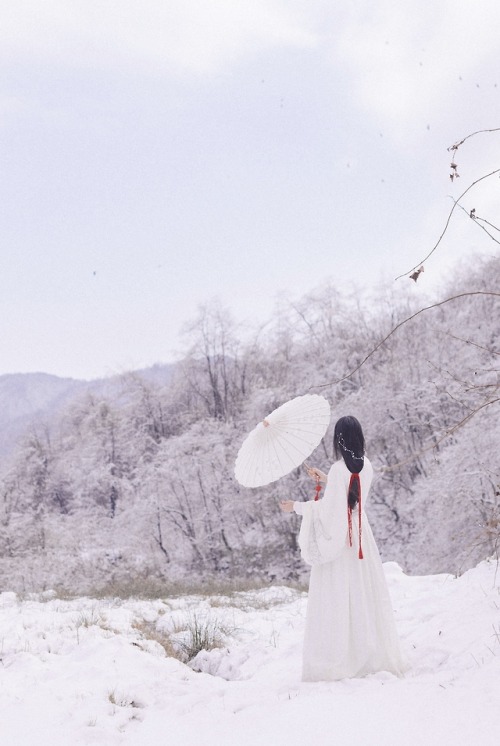 『雪女』  Traditional Chinese Hanfu photography via 夏弃疾_. She is wearing a waist-high Ruqun/襦裙