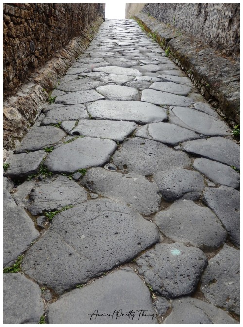 ancientprettythings:The Roads of Pompeii.I never thought traffic management could be so fascinating 