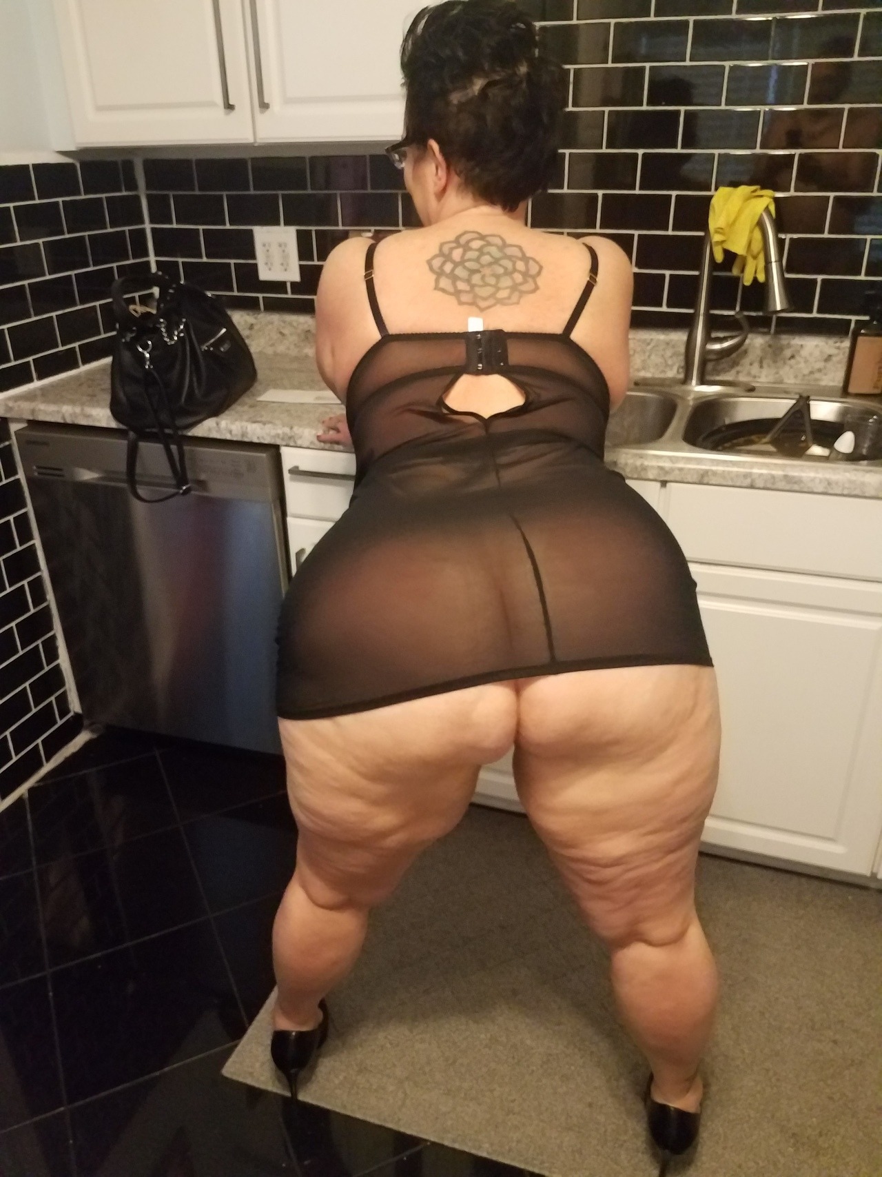 mom-butt-ass:  Here’s my mom butt!