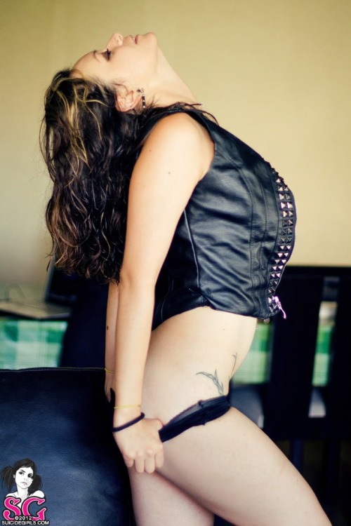 demurewhore:  Scargatta Suicide