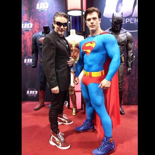 monkeyofsteel: Hanging out with David at the @udreplicas_universaldesigns booth during #wondercon an