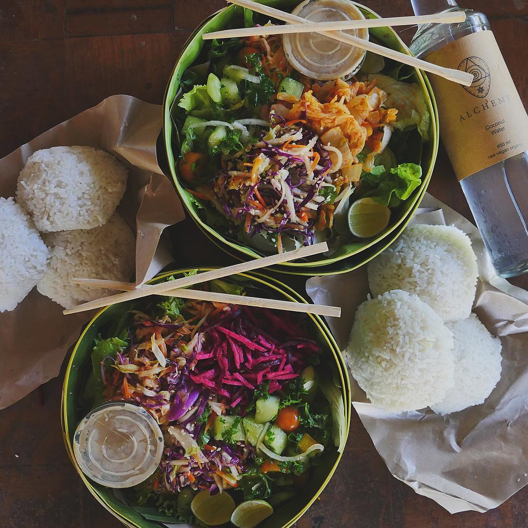 ninaylaluna:  @alchemybali is my spirit animal 🐆 #veganiscool #eatforpeace 