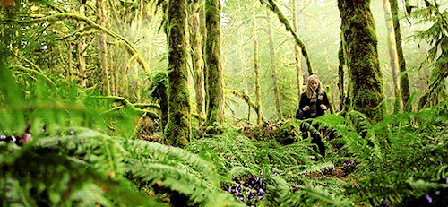 clarke griffin in every episode » pilot (1x01)See that peak over there? Mount Weather. There’s