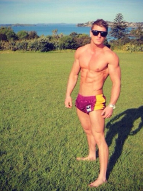 thongfaggot:Straight blokes, footy shorts and bare feet - the typical Aussie male uniform!