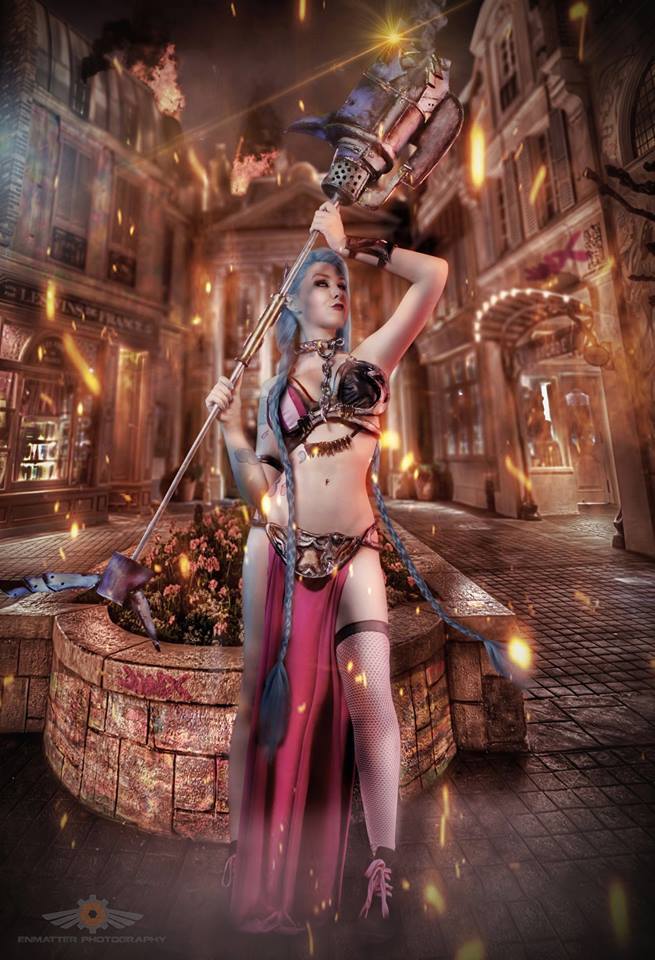 league-of-legends-sexy-girls:  Jinx Cosplay
