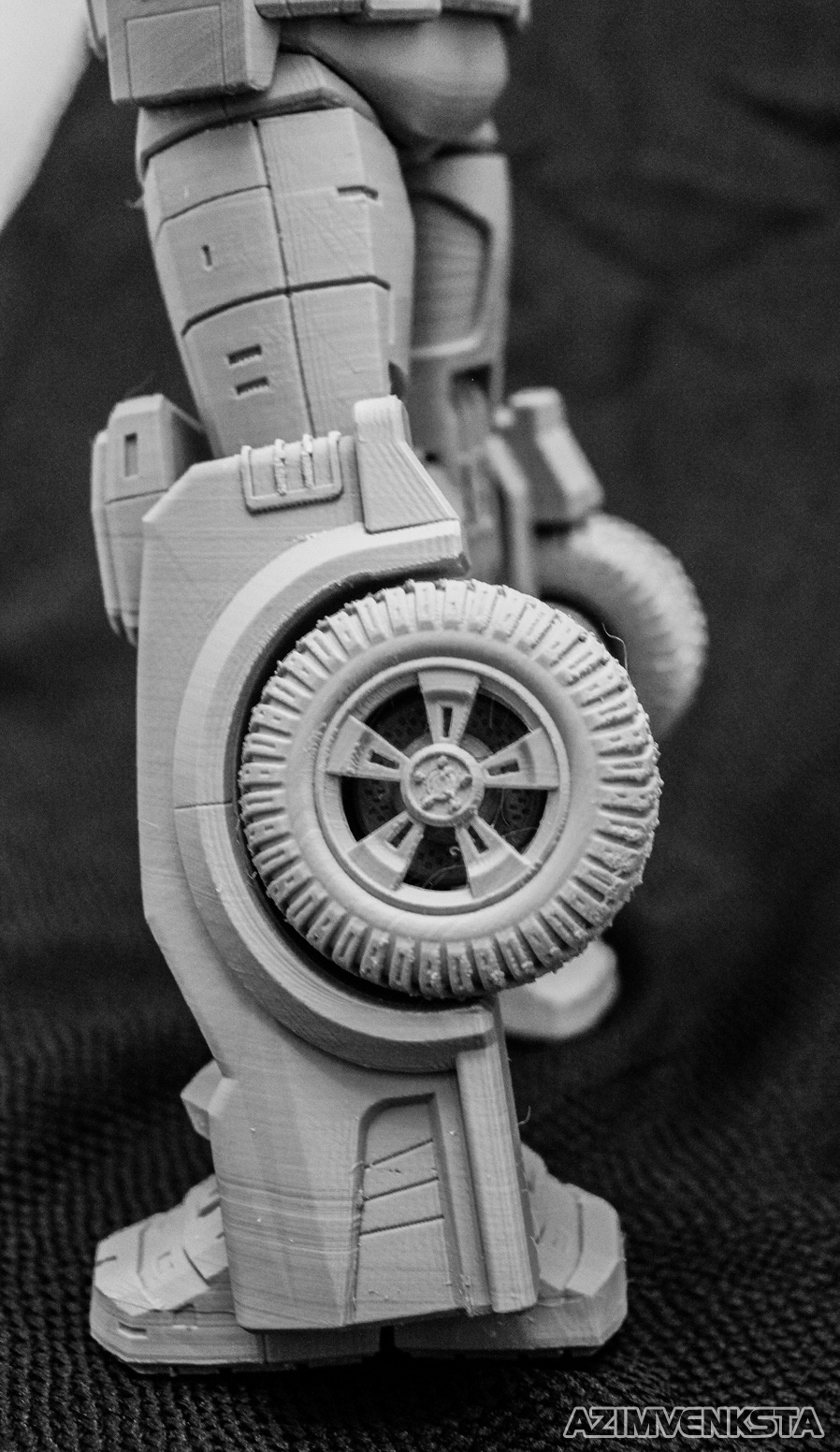 azimvenksta:Part 1:Some detailed photos showing off my Strongarm statue.  I had