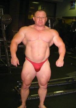 needsize:  For those of you into roided daddy type muscle. Fucking huge legs and that juiced gut. Woof.