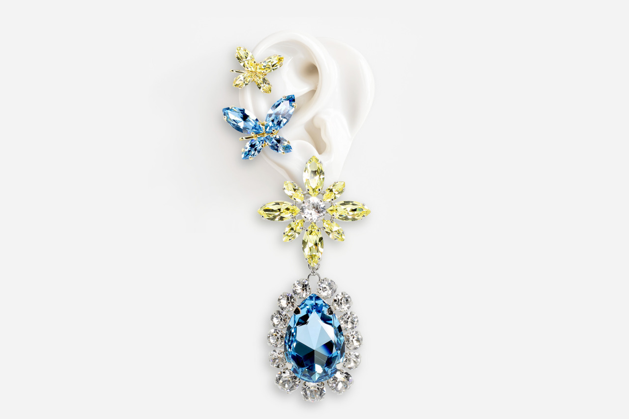 ViVi 4月号にて、藤田ニコル様に Oversized Bijoux Earrings