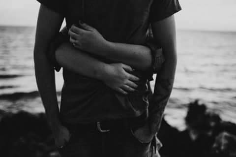 pocoamorrrr:  Solo me es necesario un abrazo tuyo.