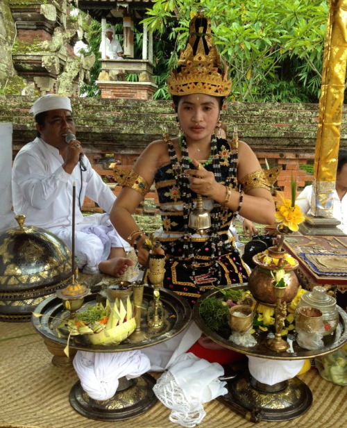 divinum-pacis: In the central highlands of the island lives Bali’s youngest and only High Prie