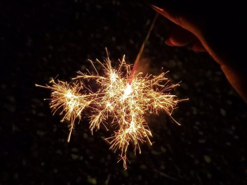 I did fireworks with my friend yesterday!昨日、友達と花火をしましたSparklers are my favorite♡線香花火が一番のお気に入りです