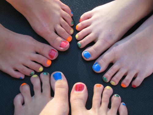 luvhertoes: diefeet: ;) Cute mess of toes