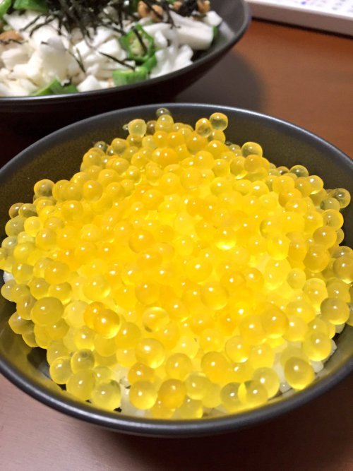 まつじ‏@matsujun5213宮崎県のしゃくなげの森では黄金に輝くイクラを売っている！「黄金イクラ」はヤマメの卵を使っており、サケと違って海でエビやカニを食べないので卵が黄色になる。酒と塩のみで味