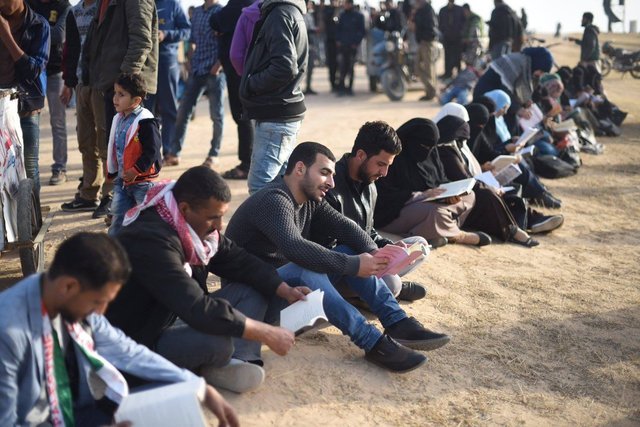 سلسلة القراءة البشرية على حدود قطاع غزة ضمن الفعاليات الممتدة لمسيرة العودة الكبرى  #فلسطين#غزة#احتلال#حصار#مسيرة_العودة_الكبرى#جمعة_الكوشوك#اقرأ#قراءة#كتب