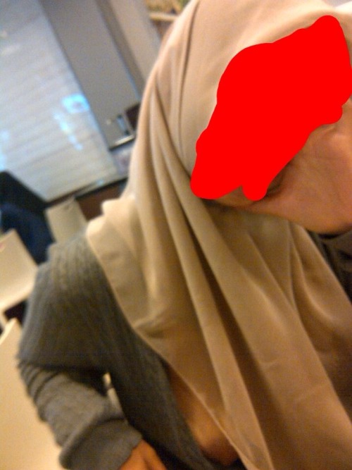 bestofmalays:  Isteri bertudung flash di porn pictures