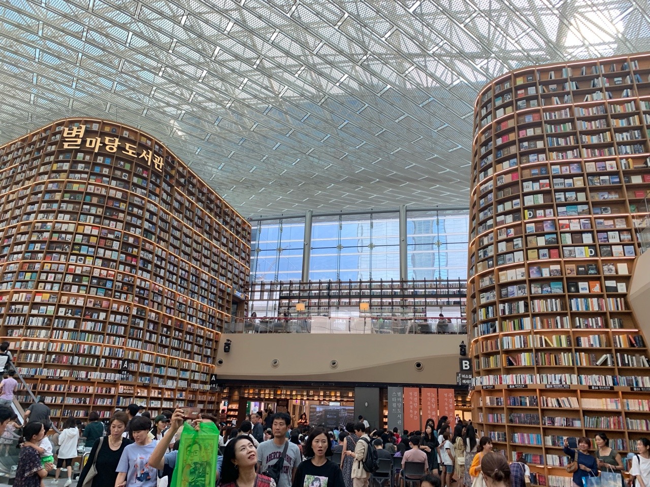 The library at Starfield COEX mall in Seoul really is something else. I move out of Seoul and into the South Korean countryside next week and ima miss being close to places like this. 