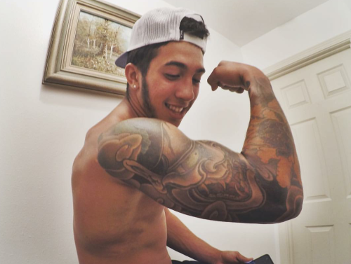 bbbgxoxo:  dem-kane-tho:  oahu braddah is damn finePart 1  I’d take you and your 2 friends lol what like action cuzz ;)!!!