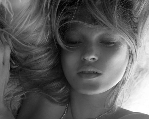 f4c3s:  senyahearts: Kate Moss for i-D Magazine, September 2005.  The Name Issue, No. 258  Photography by: Tesh   One of 7 billion. 