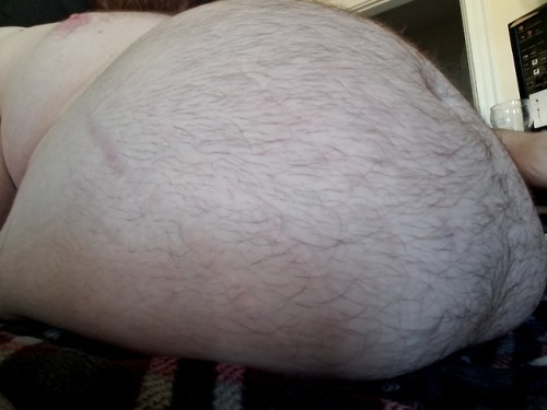 fatterroundermoreblubber:  Giving some love to fresh stretch marks that showed up this morning!