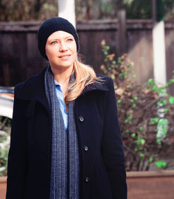 fringefashionobserver:  OBSERVED: I wonder if any Observers ever thought about switching up their fedora for a beanie. I bet at least one of them must have shipped Olivia + her beanie.  OLIVIA X BEANIE YES
