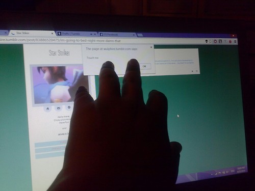 shsl-cuddler:  I always do this when the little box comes up on your blog   I feel