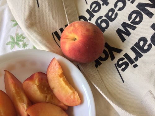 in-the-evening-glory:My puns about peaches are just pit-iful