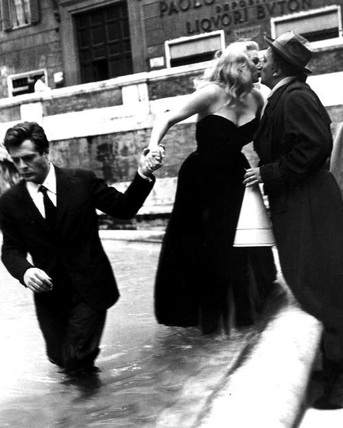 Another kiss. With Marcello Mastroianni and Anita Ekberg, on the set of “La dolce vita”.