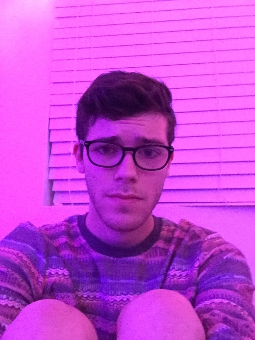 mlmsafe: Me (ft new sweater &amp; weird knees)