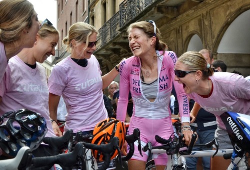 womenscycling: Happy USA National Team, celebrating Mara Abbott’s 2013 Giro Rosa victory - via Giro 