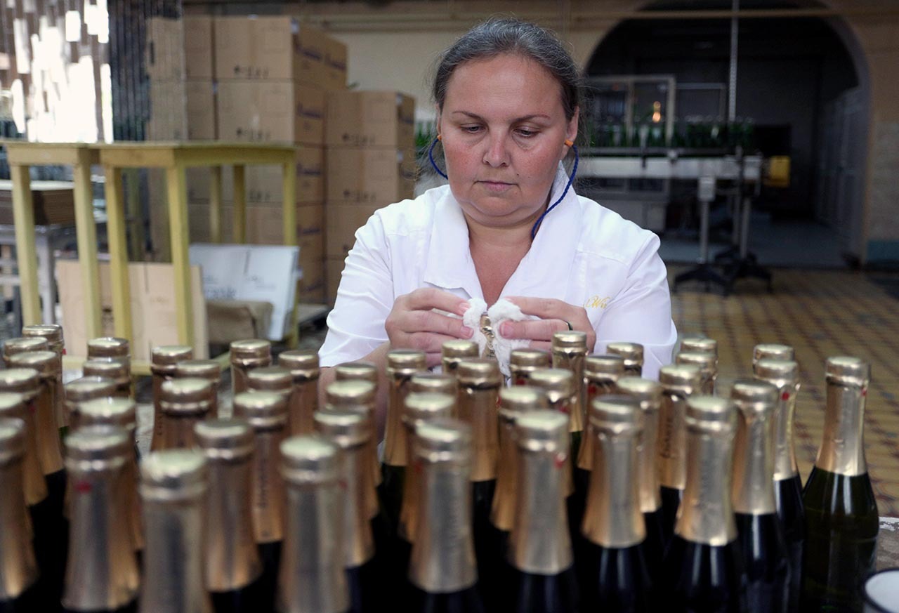 CAVA PROFUNDA. En el fondo de una enorme y antigua mina, a tan sólo unos kilómetros de la línea del frente, cientos de miles de botellas de vino espumoso aguardan en un laberinto de túneles y bodegas, en Ucrania. Es un refugio antibombas de 25...