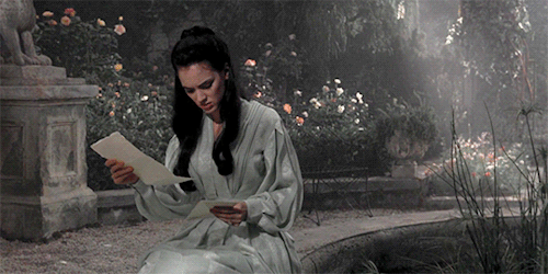 cinemagifs:  Winona Ryder in Bram Stoker’s Dracula (1992) dir. Francis Ford Coppola