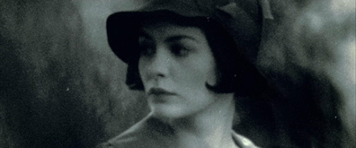 rosamundapike:  10 frames Amélie (2001) dir. Jean-Pierre Jeunet