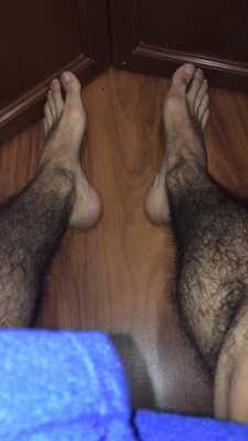 latinfeetasscock:  Show me your feet.