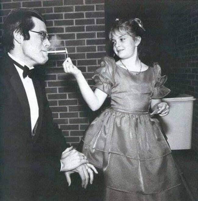 aiiaiiiyo:Stephen King has his cigarette lit by a young Drew Barrymore, 1984 (650