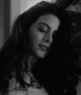 isabellelighwood: favorite isabelle lightwood gifs ☰ a door into the dark (2.02)