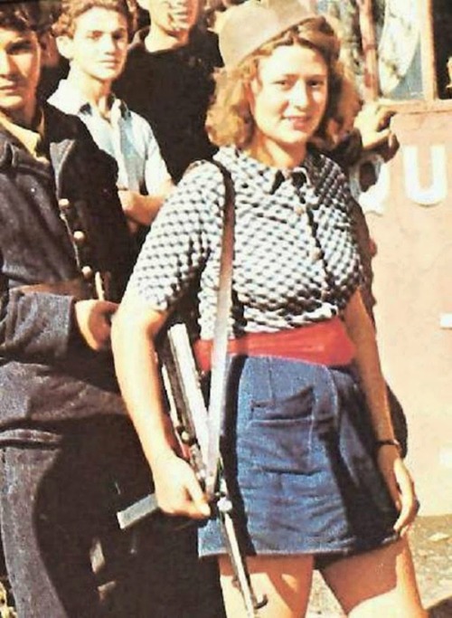 photos-de-france:  Simone Segouin, résistante de 18 ans sous le nom de guerre de Nicole Minet. Elle vient de Chartres pour aider à libérer la capitale. Paris, le 19 Août, 1944. 