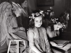 bnreimels:  books0977:  New York (girls in fairy costumes reading), 1938. André Kertész (Hungarian, 1894-1985). Kertész&rsquo;s photographs embraced several cultures and variety of aesthetic impulses. Kertész documented, reported and interpreted