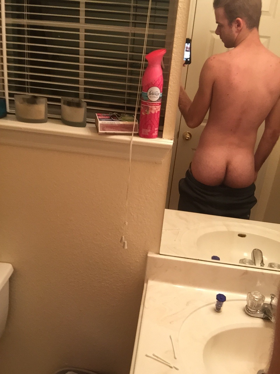 axintus:adieucamille:  *when your butt is kinda bomb*  Evan