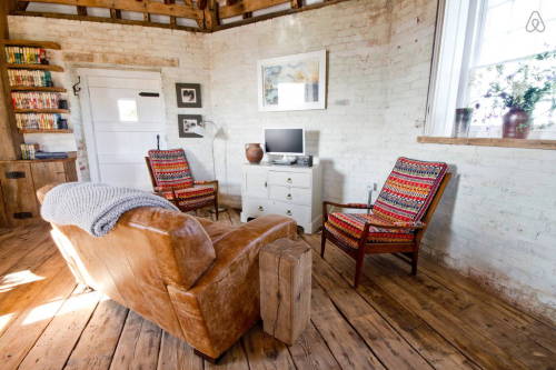 gravity-gravity:  Old Smock Windmill in Kent via Airbnb