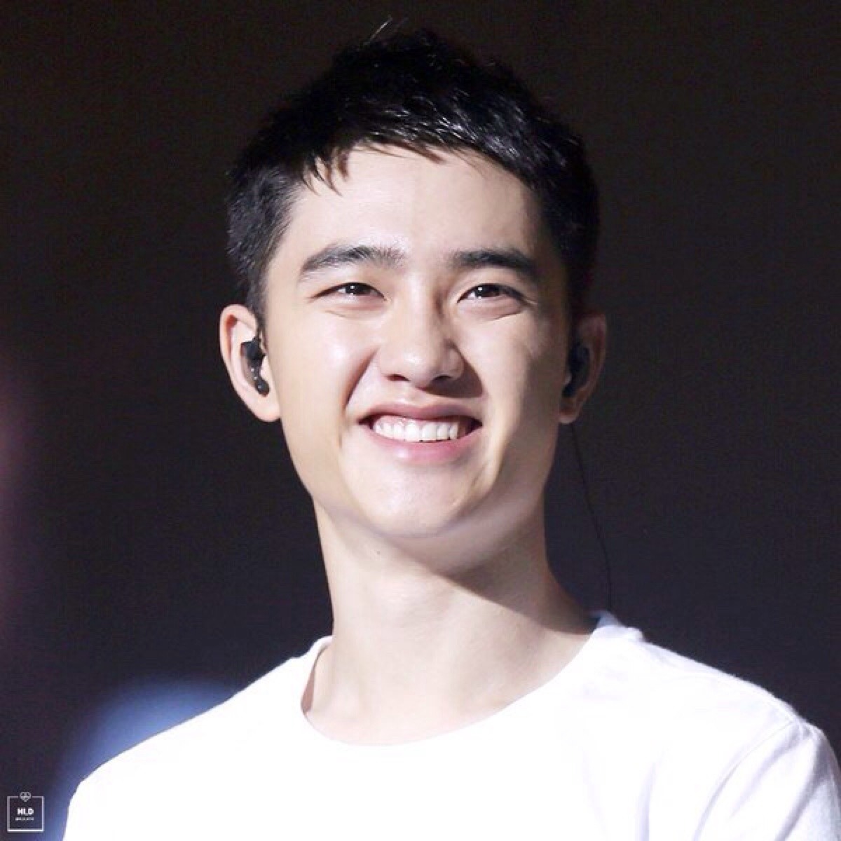 chanssoo:  exodus-lawliet:  BUT WHY DOES HE LOOK THE SAME  @the-baekery 