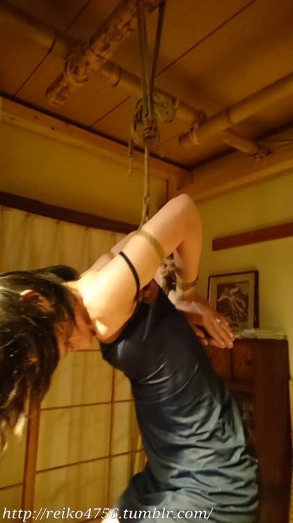 reiko4756: 指導者のもと、いかに少ない縄で吊る事が出来るか、という実験です。 これは腕の縄で吊り上げているのではありません。しかし、危険なので絶対に真似しないでください。 The origi