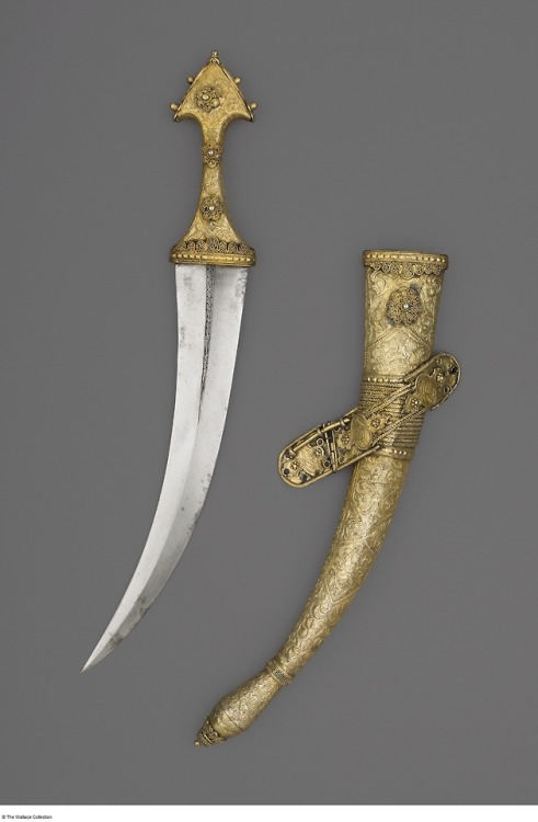 armthearmour:A gorgeously gilt Jambiya with floral embossing and silver accents, attributed to Nagsh