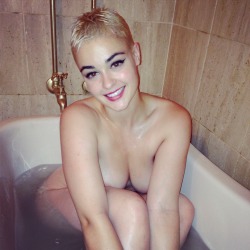 stefaniamodel:  2am bath :) can’t go wrong!