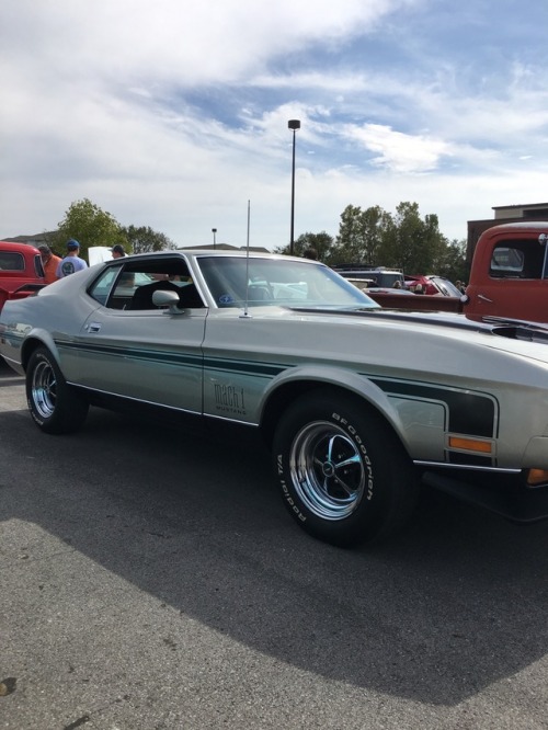 1972 Mach 1 Mustang in Ford “Light Pewter” at a car show today. This girl has a 351 Cleveland and an