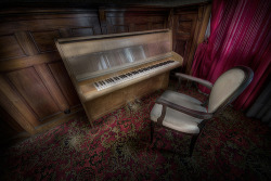 odditiesoflife:  The Real Abandoned Overlook Hotel Unlike the fictional Overlook Hotel in Stanley Kubrick’s The Shining, this hotel is really named the Overlook. The abandoned hotel is located in the small, wine growing town of Bernkastel-Kues in Germany.