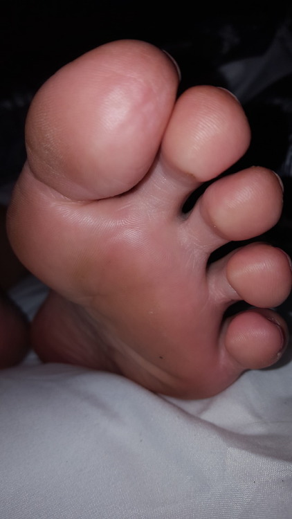myprettywifesfeet:My pretty wifes sexy sleeping toes and sole close up.please comment